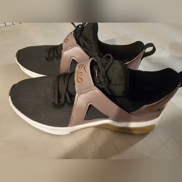 Nikes - Picture 2 of 5